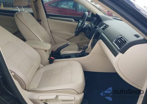 2017 Volkswagen Passat 1.8T R-Line из США, поврежденный, VIN 1VWDT7A34HC080548